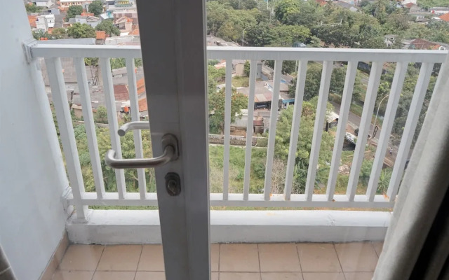 Comfortable and Warm Studio at Poris 88 Apartment