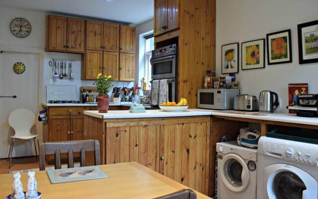 3 Bedroom Clapham Home With Patio