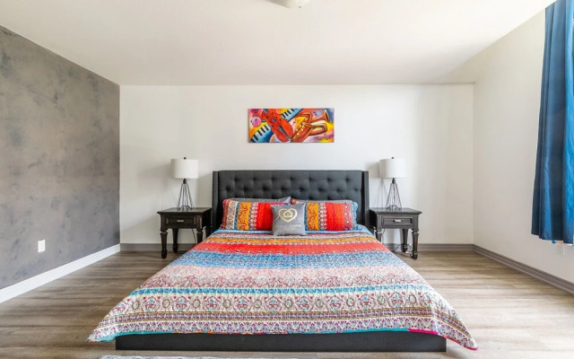 GLOBALSTAY. Modern Lake Ontario Townhomes