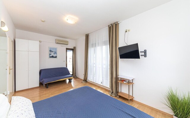 Nice Apartment in Kastel Stafilic With 1 Bedrooms and Wifi