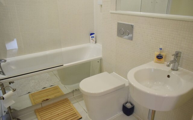 1 Bedroom Apartment in Canary Wharf With Balcony