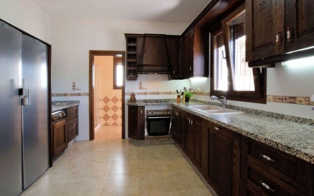 Spacious Villa in Sayalonga with Jacuzzi