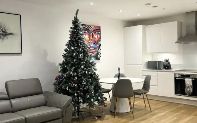 Beautiful 2-bed High Rise Apartment in Royal Wharf