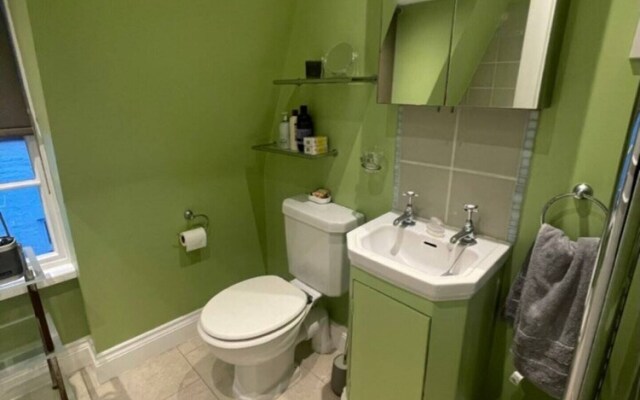 Expansive 4BD Home- 15 min From Buckingham Palace!