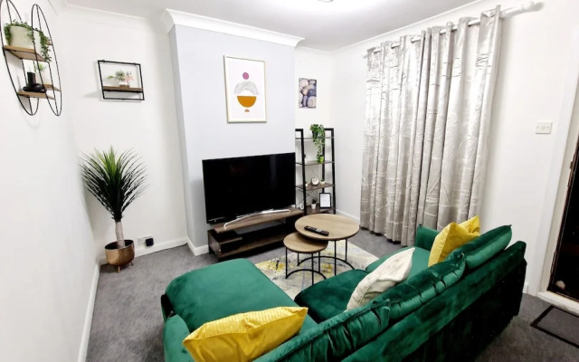 Gillingham Home - Sleeps 4 - Comfort & Convenience