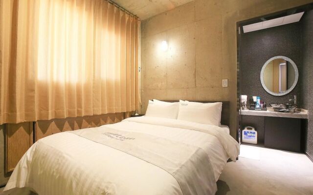 Yeongdeungpo Chateau Hotel