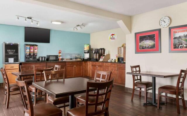 Super 8 by Wyndham Findlay