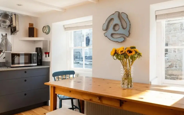 Seaview-2br-sleeps5-cottage-fastwifi-woodburner
