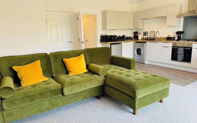 Spacious One Bed Apt With Scenic Views