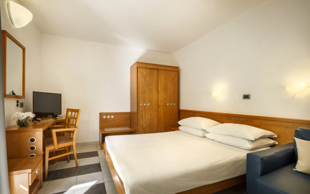 Maistra Select Amarin Resort