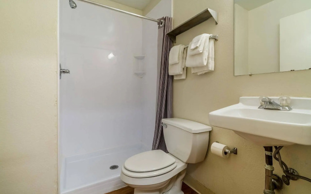 HomeTowne Studios by Red Roof Colorado Springs - Airport