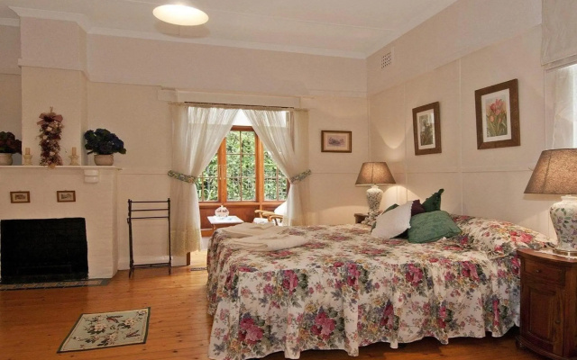 Hollyoak Cottage - delightful, ducks and doileys! – Guest Rooms – Bowral