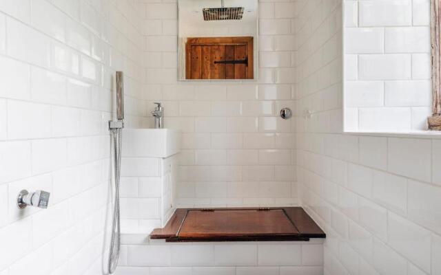 Lavish Tudor Estate Gardens - Sleeps 25