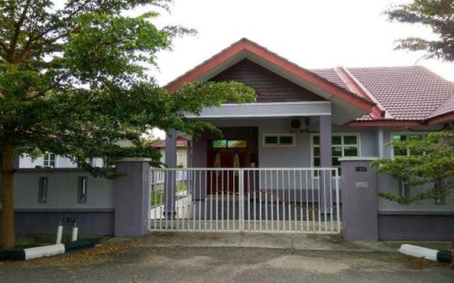 Anggun Beach Guest House Dungun