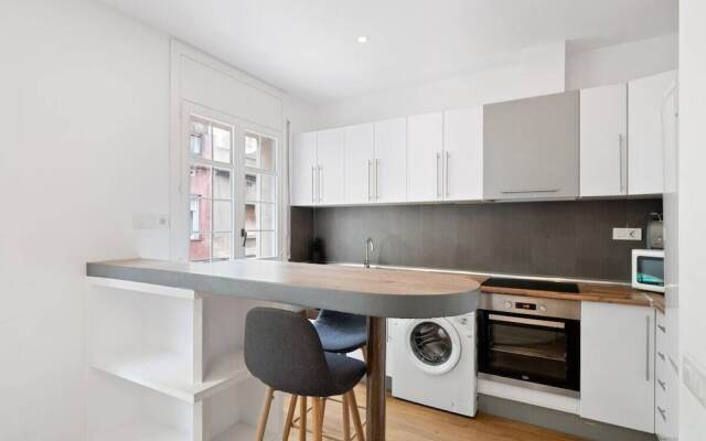 New Design 2 Bed Apt Next to the Metro
