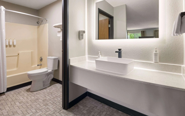 Super 8 by Wyndham Burnham/Lewistown