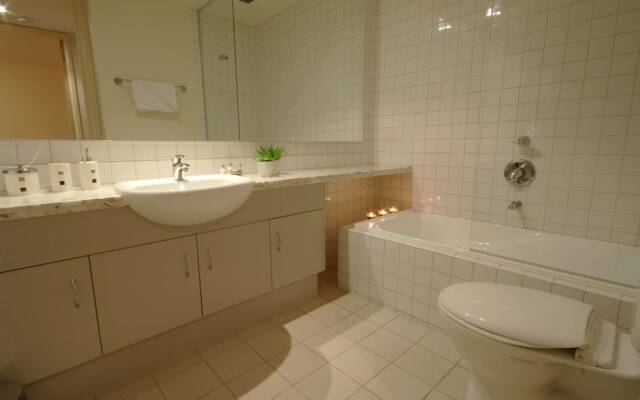 Executive Elwood Apartment