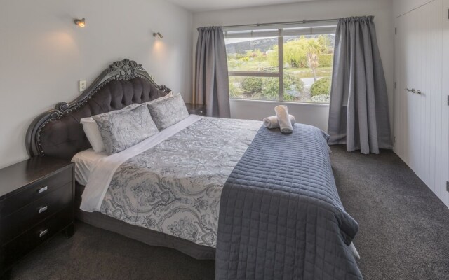 Toodle's Super Six in Wanaka w Mountain Views