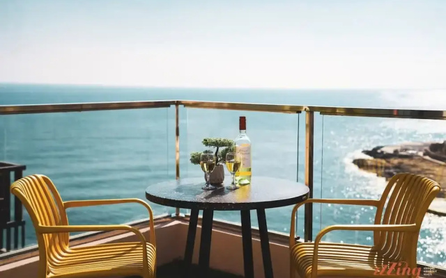 Gorgeous Seaviews From a Stunning Studio