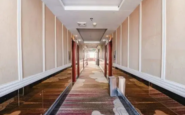 Five seasons  Hotel (Xinyang East high speed railway station store)
