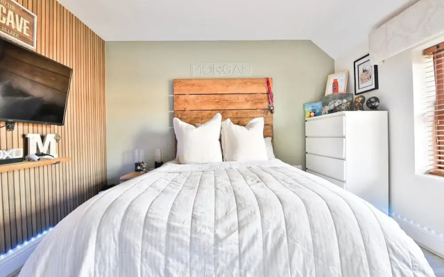 Modern 5-bed Retreat With Parking
