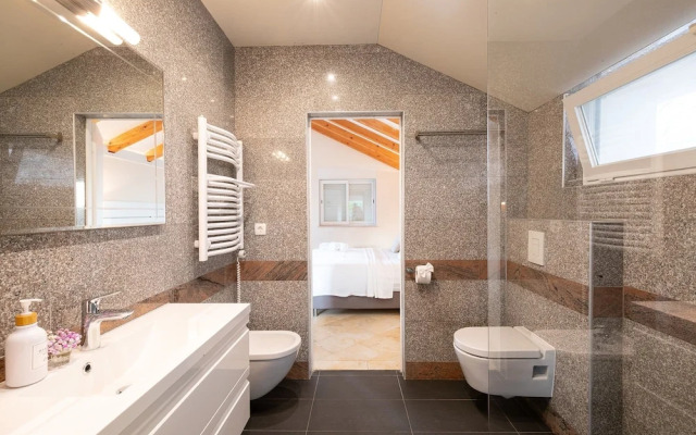 Stone Houses Dingač