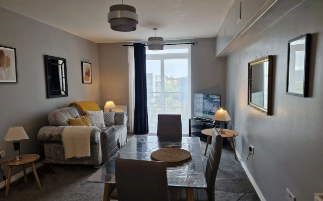 Stylish 2-bed Apartment - Sleeps 4, Parking & Wifi