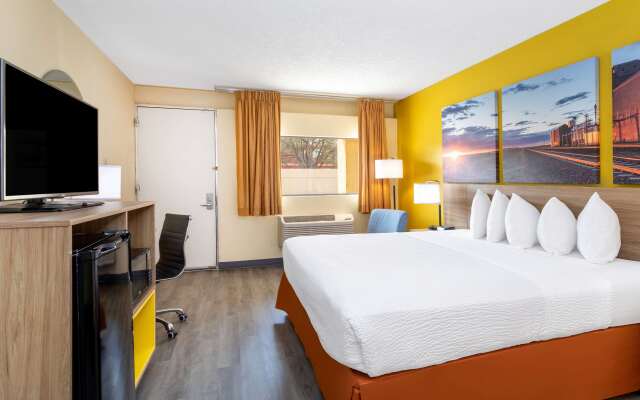 Days Inn & Suites by Wyndham Clovis