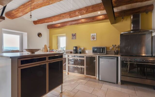 Charming Holiday Home in Saint-beauzire Near Forest