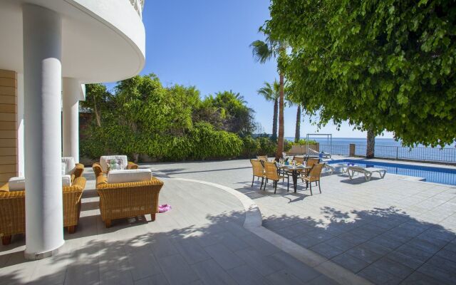 Sunset Beachfront Villa Meneou