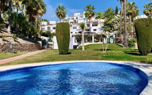 Casa con terraza y hermoso jardín comunal