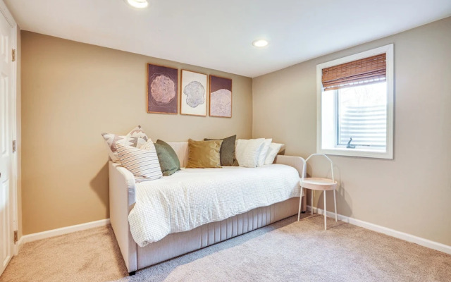 Walk to Beach + Lake Nokomis: Minneapolis Home!