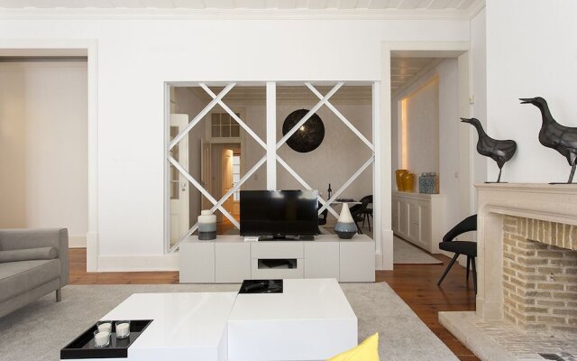 ALTIDO Elegant 3BR Apt w/workspace in Chiado