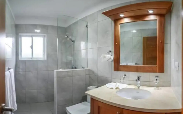 Professionally Decorated Open Concept Villa