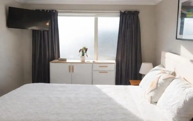 Stylish Tawa Retreat – Guest Rooms – Tawa