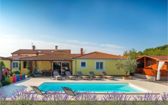 Four bedroom Holiday Home In Loborika