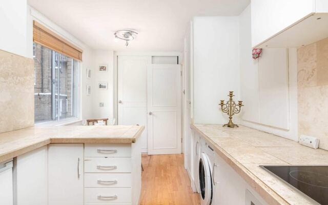 Bright Bayswater Apartment