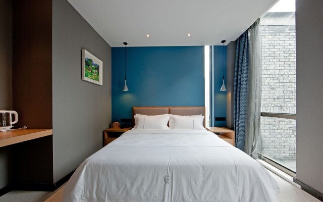 Eaves Art Hotel