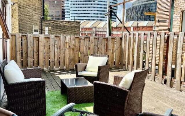 Luxury Waterloo Apartment - Large Private Patio & Air Conditioning