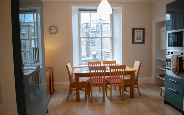 Traditional 3 Bedroom Apartment in Central Edinburgh