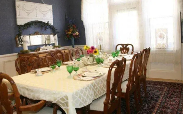 Hickory House Inn