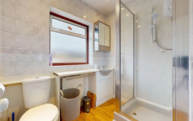 Dagenham - 4 Beds - Sleeps 8 - Wifi