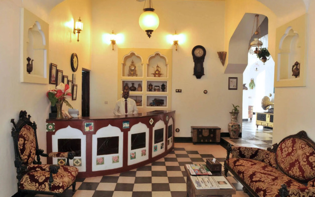 Dhow Palace Hotel