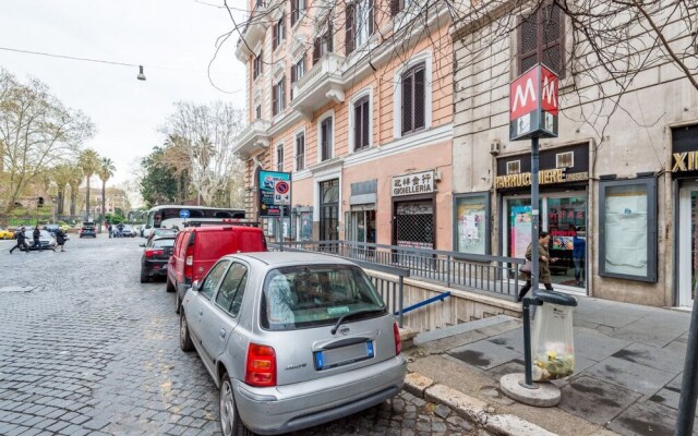 Large and Charming Flat Near Termini