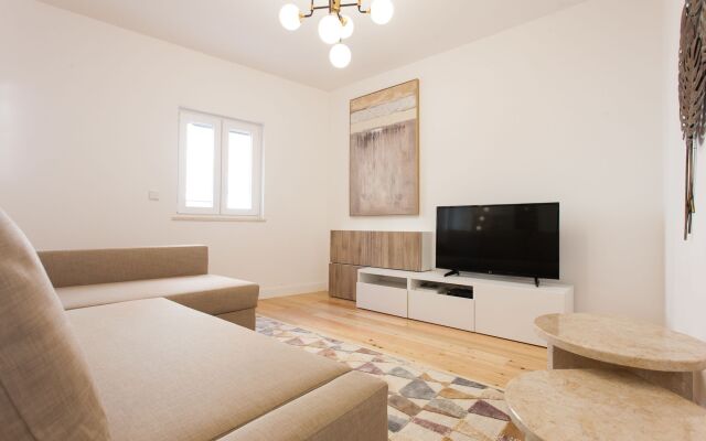 Mouraria Blue Three-Bedroom Apartment w/ Parking - by LU Holidays