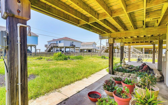 Pet-friendly Galveston Home - Walk to Beaches!