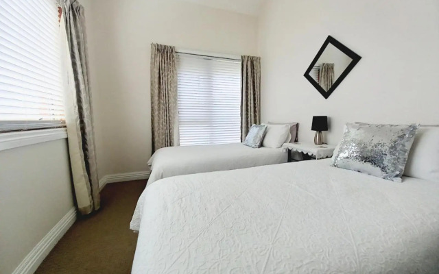 Ocean Aspect and Central to CBD - CoSheirm Apartments On Merri