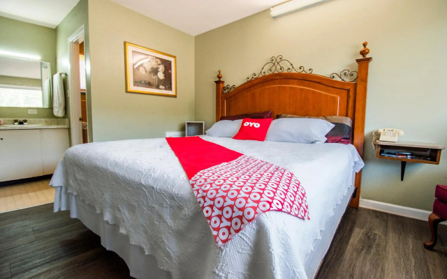 OYO Hotel Calhoun, GA I-75