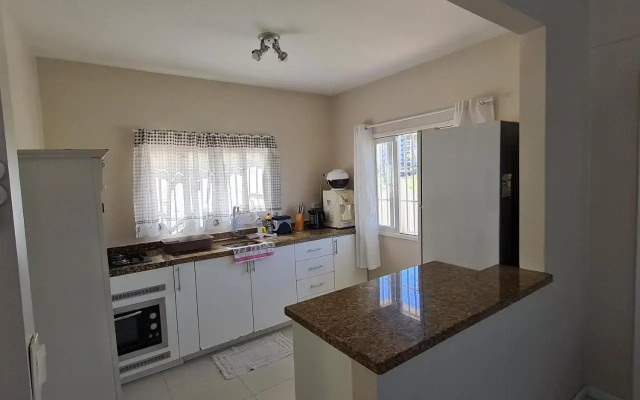 Ampla casa com 5 quartos e vista para o mar