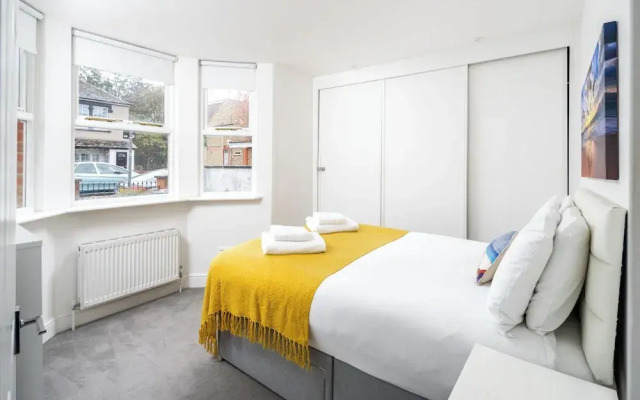 JOIVY 2-bed flat in West London